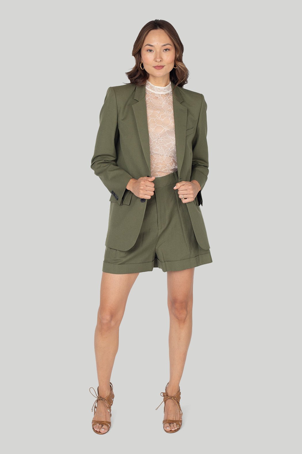 Frame - Pleated Wide Cuff Short in Military Green - Image 6